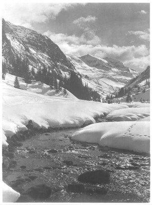 Gebirgslandschaft mit Flußtal vor der Schneeschmelze