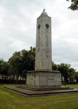 Eisenhüttenstadt: Obelisk auf dem Platz des Gedenkens