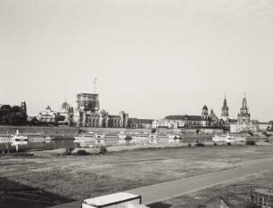 Ständehaus : Blick vom Neustädter Ufer über die Elbe gegen Brühlsche Terrasse mit Gebäuden des Sächsischen Kunstvereins und der Hochschule für Bildende Künste mit der eingerüsteten Frauenkirche im Hintergrund, Sekundogenitur und Ständehaus sowie gegen Hausmannsturm und Kathedrale