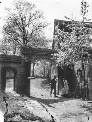 Doppeltoranlage eines Bauernhofes (vielleicht bei Bad Kösen). Ansicht mit jungem Paar