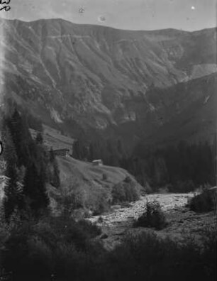 Berghänge : Blick in Richtung der Talwand des Traufbachtales in Richtung des Kreuzeck (2376m).