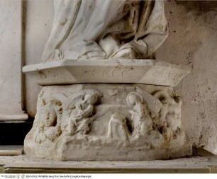 Madonna dello Scuro, Reliefsockel mit der Verkündigung und Cherubim