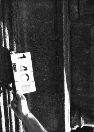 Grabstein 140 (Index: 100085469) Maße HxBxT: 240x80x34 cm Beschreibung: ädikulaart. st. m. Säulen, getreppt. Sockel, Aufsatz m. Mittelakroter, rechteck. Scvhrift: Grabstein 140B