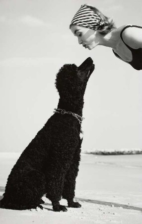 Modeaufnahme, Modell June Ross und Plush in Point Lookout (Mademoiselle)