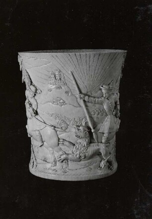 Ovaler Becher (ohne Boden) mit umlaufendem Relief (Löwen- und Wildschweinjagd vor landschaftlichem Hintergrund)