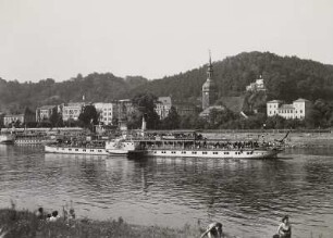 Bad Schandau mit dem Schloßberg vom linken Elbufer aus gesehen, Dampfer "Meißen" (1885, Werft Blasewitz)