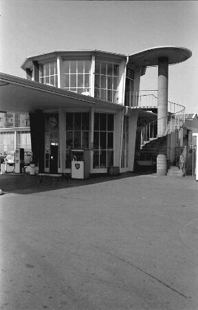 Freiburg: Tankstelle mit Café im Rundbau