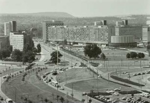 Dresden. Blick vom Hochhaus am Pirnaischen Platz über die Leningrader und Prager Straße nach Südwesten : Dresden, St. Petersburger Str., Prager Str.