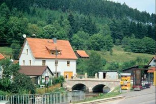 zweibogige Steinbogenbrücke über Fluss
