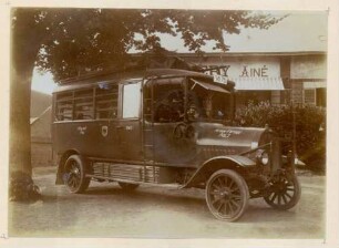 Foto eines mit Stangen beladenen und als Bauwagen genutzten Omnibusses der Firma Opel