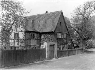 Wohnhaus : Dresden-Pillnitz, August-Böckstiegel-Straße. Wohnhaus mit Inschrift und Weinspalier (erneuert 1815)