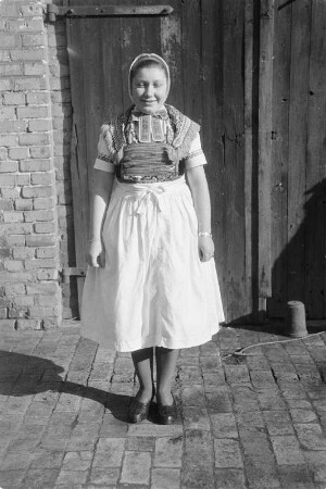 Mädchen in Schleifer Tracht in Schleife. : Holca w Slepjanskej drasće w Slepom.