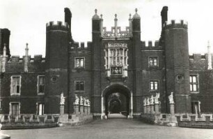 London. Hampton Court Palace. Fassade mit äußerem Tor