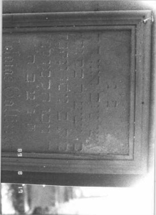 Grabstein 40 (Index: 100105706) Material: Sandstein Zustand: stärker verwittert, Sockel gespalten Maße HxBxT: 176x59x38 cm Beschreibung: Stele, getreppter und profilierter Sockel, Dach mit Volutenaufsatz und Akroteren, Schriftfeld eingetieft: Grabstein 40A