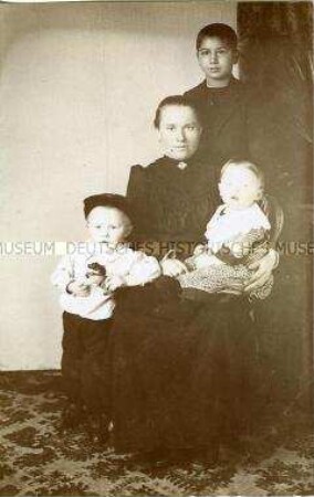 Mutter mit Kindern