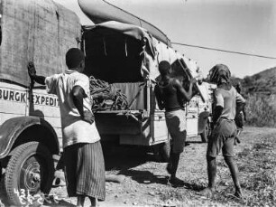 Umladen : Einige Helfer laden die Expeditionsgüter um.