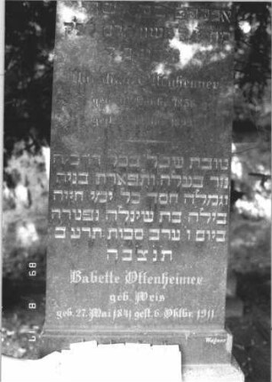 Grabstein 92 (Index: 100105800) Material: polierter Garnit Zustand: sehr gut Maße HxBxT: 218x66x36 cm Beschreibung: Obelisk, getreppter Rusticasockel Besonderheit: Doppelgrab für Eheleute: Grabstein 92B