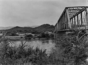 Brücke über den Ruaha : Brücke über den zum Aufnahmezeitpunkt Wasser führenden Ruaha-Fluss