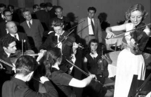 Madrid (Spanien): Hotel; Lola Bobesco improvesiert mit den Orchestermitgliedern