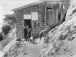 Land Salzburg, junge Männer, darunter Kurt Schlosser, vor der Bertgenhütte am Fuß des Hochseilers in den Berchtesgadener Alpen