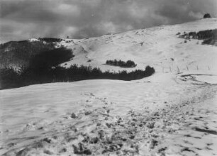 Gebirgslandschaft : Blick über eine schneebedeckte Gebirgslandschaft.