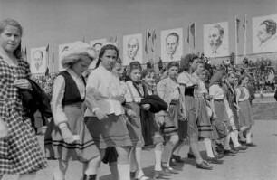 Demonstration zum 1. Mai 1951 in Berlin : Kinder im Demonstrationszug