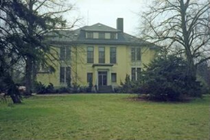 Sieker Landstraße 2: Villa Tannenhöft: Eingangsfassade mit Mittelrisalit: Säulenportikus mit Treppe und Eingangstür: davor Park