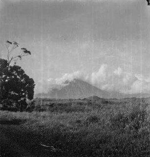 Grenzregion : Grenzregion zwischen Uganda und Kongo, im Hintergrund Vulkanberg