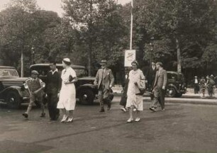 Paris. Frankreich. Straßenübergang am Bois de Boulogne. Passanten überqueren die Straße