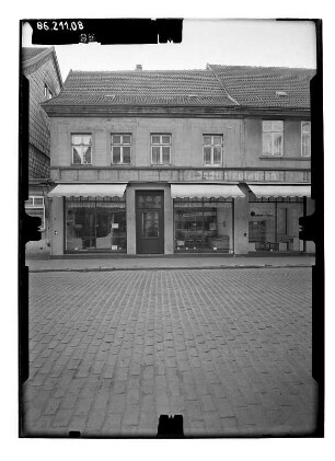 Grabow, Karl-Marx-Straße (Große Straße) 6. Wohnhaus mit Laden. Straßenfront (Teilansicht)