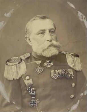 Wilhelm von Sussdorff, Oberst und Kommandeur von 1879-1883, Brustbild mit Orden
