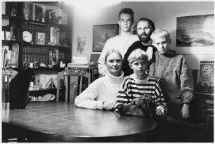 Familie R. (Goldschmiedemeisterin, Schornsteinfeger) mit Haustieren am Eßtisch