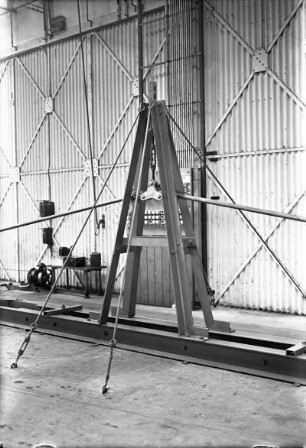 Radebeul-Kötzschenbroda. Elektroarmaturenwerk JWH. Fabrikhalle. Hohlseil-Versuchsstrecke. Detail: Tragbock der Hohlseil-Schwingungsmaschine