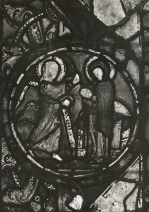 Erfurt. Barfüßerkirche. Chor. Farbige Glasfenster (nach der Restaurierung 1960). Südostfenster, Mittelbahn, Zeile 8: Verkündigung. Gesamtaufnahme (Kreismedaillon, Durchmesser 30 cm, spätromanisch)