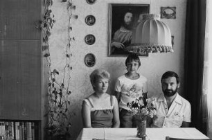 Familie E. (Sachbearbeiterin, Produktionsleiter beim Fernsehen) am Eßtisch