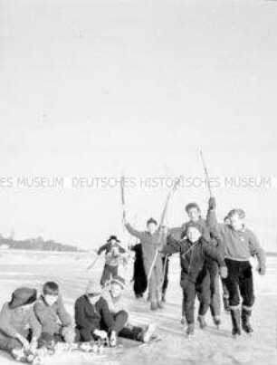 Winterurlauber auf der zugefrorenen Ostseeküste