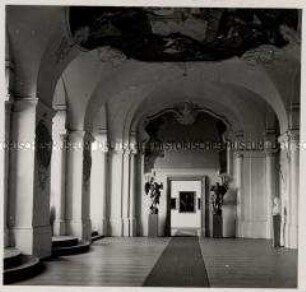 Das hunderttürmige Prag, Schloss Königsaal, Innenansicht