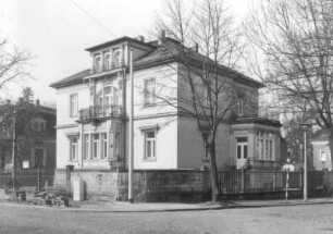 Dresden-Neustadt, Radeberger Straße 43. Wohnhaus (um 1885). Eckansicht mit Einfriedung