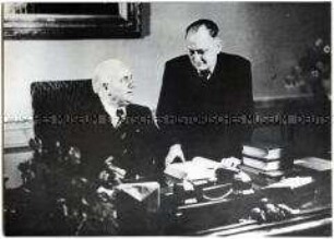 Wilhelm Pieck und Otto Winzer am Schreibtisch in Schloss Niederschönhausen
