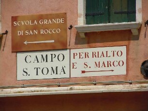 Venedig - Straßenschilder : Typische auf die Hauswand gemalte Straßenschilder. Aufgenommen am 8. August 2011 in Venedig