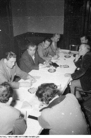 Dresden. Wolfgang Uhlmann (3. links vom Redner), Großmeister im Schach während des internationalen Schachturniers in Dresden, 1956 & Sport, 1956-1957