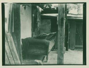 Kaputtes Sofa im Schuppen hinter dem Haus der Eltern von Heinrich Zille, Fischerstraße 8, in Rummelsburg