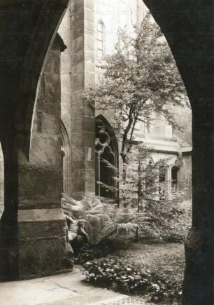 Kreuzgang : Meißen, Dom. Blick aus dem Westflügel über den Kreuzhof zum Nordflügel, 1926