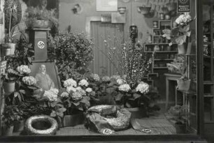 Roßwein, Gartenstraße 27. Blumengeschäft Köhler, Schaufensterdekoration zu Adolf Hitlers 50. Geburtstag am 20.4.1939