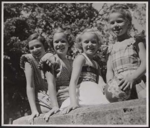 Gruppenportait von vier Mädchen
