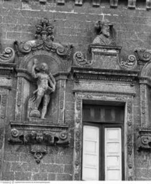Fassadendekoration: Uomini famosi und Personifikationen, Veritas und der Marchese di Pescara