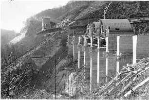 Drachenlochbrücke, km 152,933 Lehrgerüst Die Brücke wurde 1935 - 1937 gebaut, 1945 gesprengt und 1949/50 wieder aufgebaut.