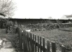 Ottendorf-Okrilla, Förstereistraße 2b. Gehöft. Reste einer Trockenmauer