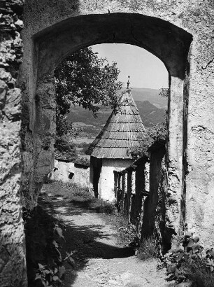 Sankt Georgen am Längsee-Hochosterwitz. Burg Hochosterwitz (Ersterwähnung 860, Umbau 1570-1586). Torbogen und Pavillon in der Umfassungsmauer