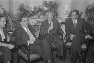 60. Geburtstag von Walter Maschke, Generalsekretär der Volksbühne Berlin : Hans Rodenberg (2.v.l.) mit Walter Maschke (Mitte) und Friedrich Wolf